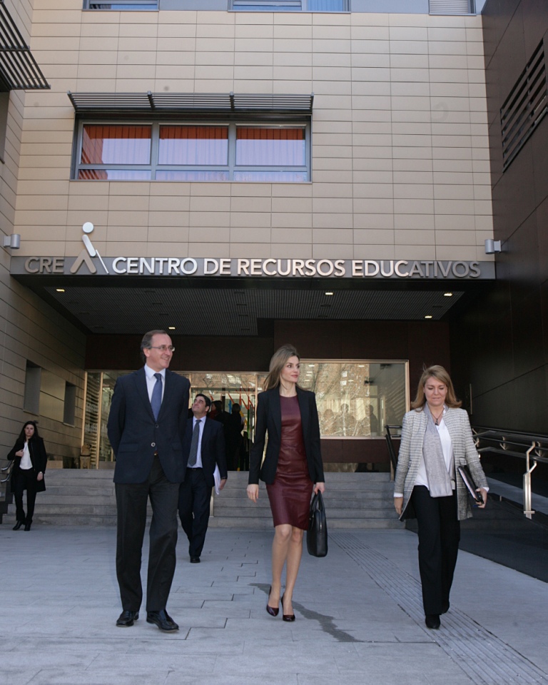 La reina sale del CRE de la ONCE, flanqueda por el ministro Alonso y la secretaria de Estado de Igualdad, tras finalizar el encuentro