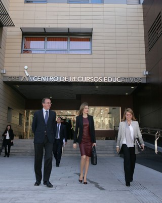 La reina sale del CRE de la ONCE, flanqueda por el ministro Alonso y la secretaria de Estado de Igualdad, tras finalizar el encuentro