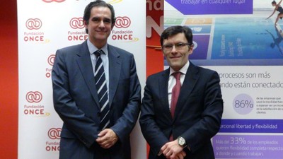 Jacinto Cavestany (de BT) con Alberto Durán, tras suscribir el convenio Inserta