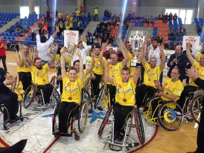 La plantilla al completo del CD ILUNION festeja, tras el partido, la consecución del título