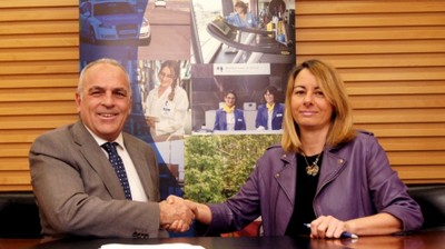 Mª Sol González (a la derecha) y Pedro Buesa sellan el acuerdo con un apretón de manos