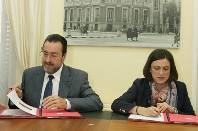 Miguel Carballeda (izquierda) junto a Elena Tejedor en la firma del convenio de colaboración