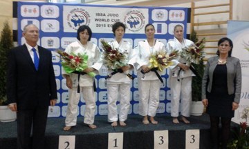 Mónica Merenciano, en el podio, recibiendo su medalla de bronce