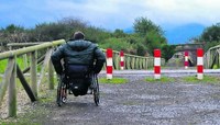 Paraje de una de las vías verdes y una persona en silla de ruedas