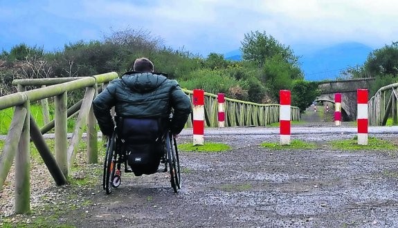 Paraje de una de las vías verdes y una persona en silla de ruedas