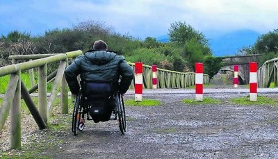Paraje de una de las vías verdes y una persona en silla de ruedas