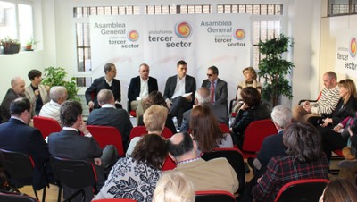 Pedro Sánchez, en el centro de la imagen, junto a Luciano Poyatos y el resto de representantes de la Plataforma del Tercer Sector