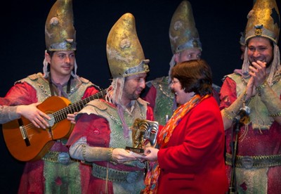 La directora de Canal Sur Radio, Inés Alba, entrega el trofeo del tercer premio a 'Los Tragedia' por su composición 'Se cumplen ya 20 años de la tragedia del barrio mío'
