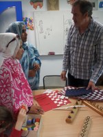 Dos profesoras saharauis junto a un docente de la ONCE en una de las aulas del CRE de Madrid