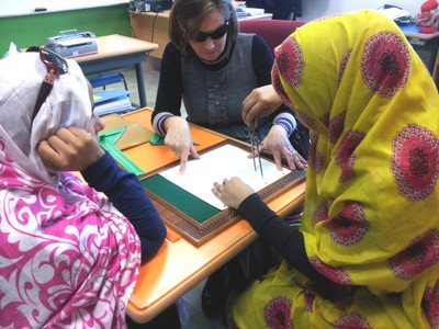 En un aula de matemáticas junto a una profesora del CRE de Madrid