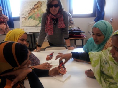 Tocando una reproducción de un corazón humano en un aula de ciencias del CRE de Madrid