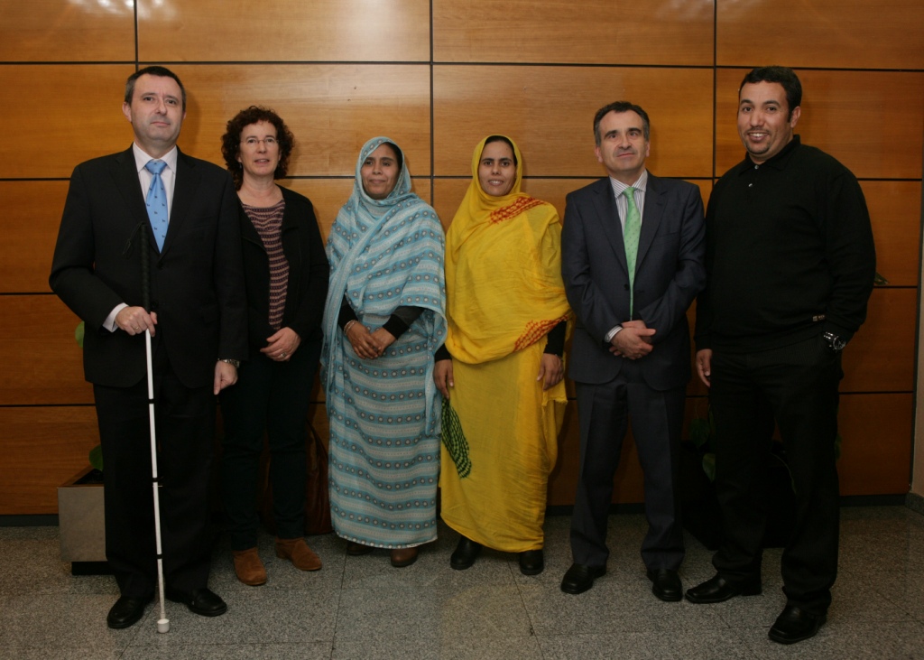 Docentes saharauis en el acto de presentación en Madrid del Proyecto Sahara, junto a los máximos responsables de la Territorial madrileña