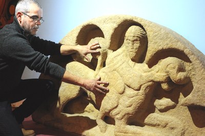 Quinteiro explora con sus manos la réplica del Tímpano
