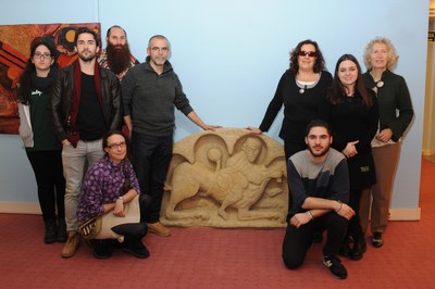 Quinteiro, los alumnos de la Escuela, Ana Ruiz y Reyes Lluch junto a la réplica del Tímpano de Palmou en la sala del Museo donde estará expuesta