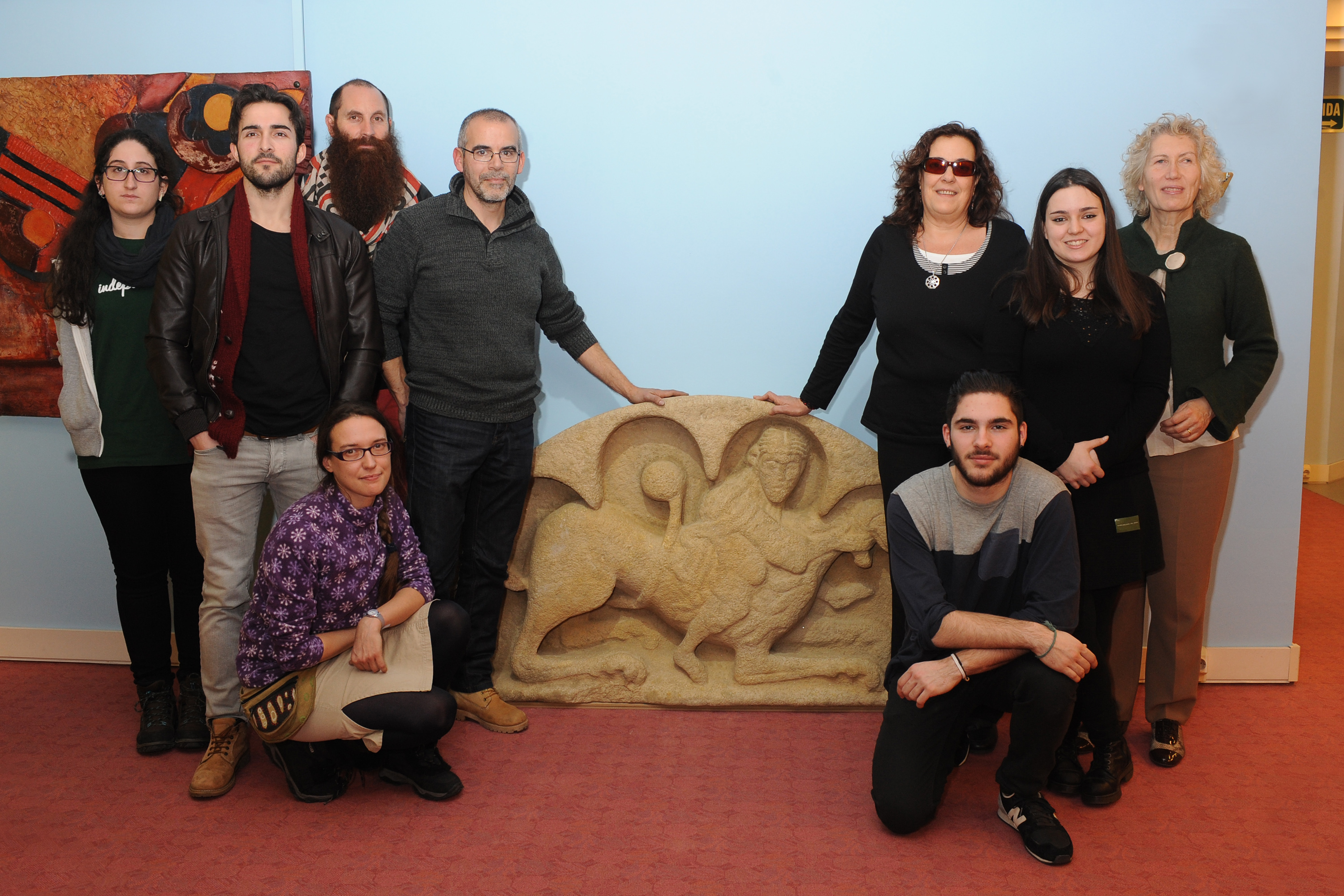 Quinteiro, los alumnos de la Escuela, Ana Ruiz y Reyes Lluch junto a la réplica del Tímpano de Palmou en la sala del Museo donde estará expuesta