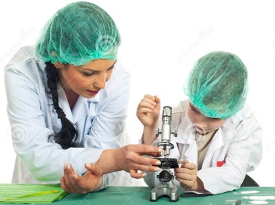 Una profesora enseña a su alumno el uso del microscopio