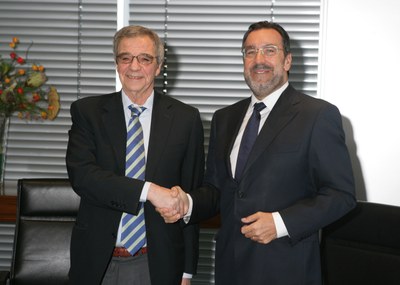 César Alierta (a la izquierda) junto a Miguel Carballeda tras la firma del convenio