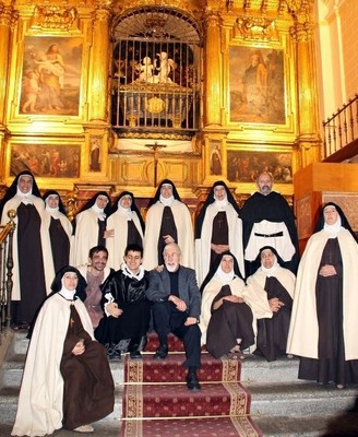 Todo el elenco de actrices y actores junto a Denis Rafter ( en el centro de la imagen)