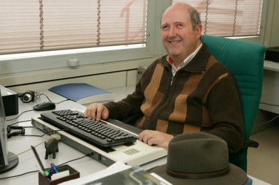 Alberto Gil en su puesto de trabajo en la ONCE