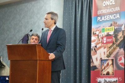 Alejandro Oñoro se dirige a los presentes en el acto central de Plasencia