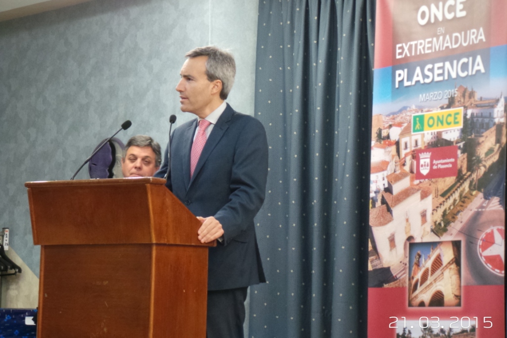 Alejandro Oñoro se dirige a los presentes en el acto central de Plasencia