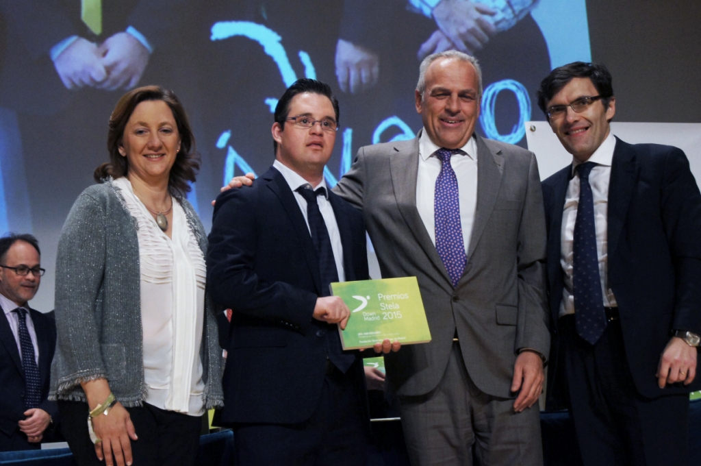 Álvaro del Bosque recoge, junto a Pedro Buesa y Alberto Durán, el premio concedido por Down Madrid