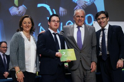 Álvaro del Bosque recoge, junto a Pedro Buesa y Alberto Durán, el premio concedido por Down Madrid