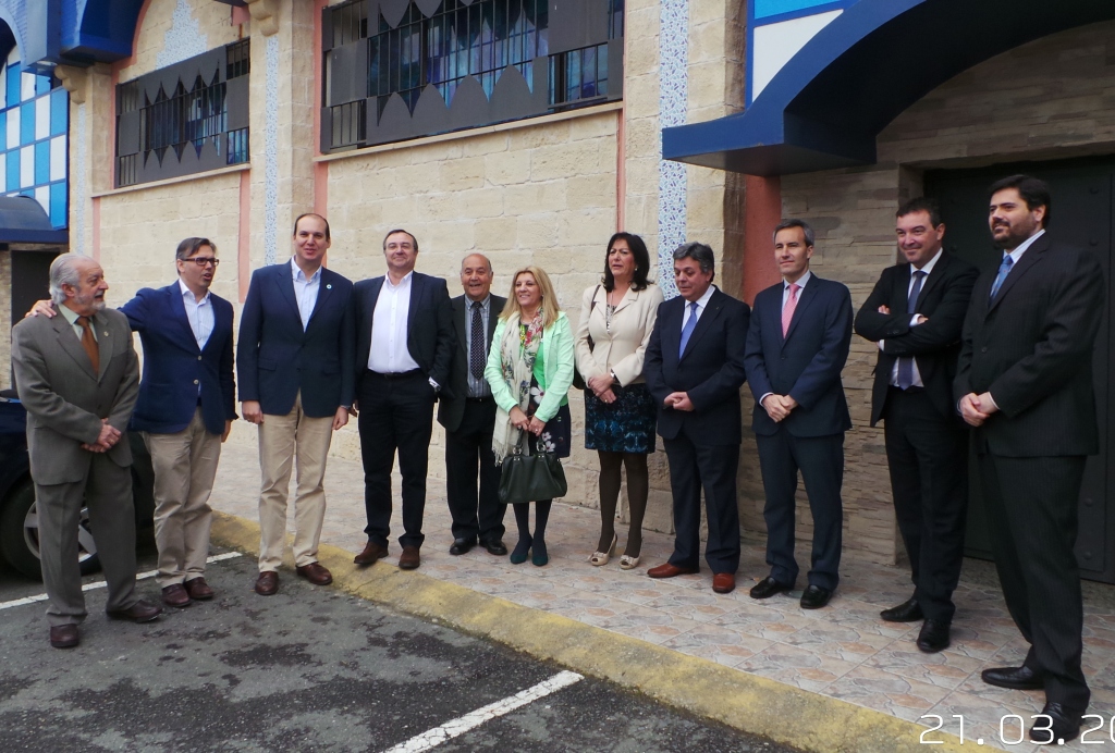 Autoridades y representantes de la ONCE, ante los salones en que se celebró el acto con que culminaron las celebraciones del Día de la ONCE extremeña, en Plasencia