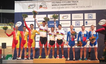 Cabello, Santas y Granados (a la izquierda), en el podio, tras recoger la medalla de plata en la prueba de Velocidad por equipos