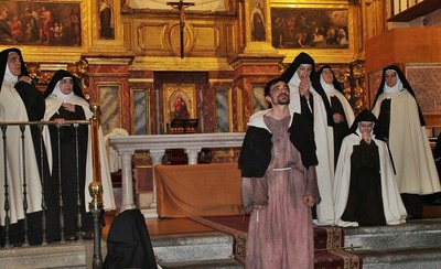 Momentos de la representación de la obra “Teresa, la jardinera de la Luz” en la Iglesia del Convento de la Anunciación de las M.M. Carmelitas de Alba de Tormes (Salamanca), el día del estreno. 