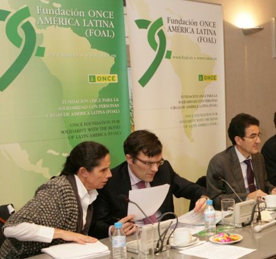 De izquierda a derecha, Ana Peláez, Alberto Durán y Andrés Ramos, en la mesa presidencial de la reunión del Patronato de FOAL