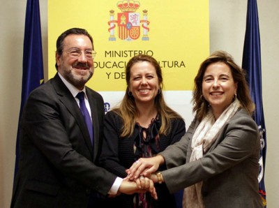 De izquierda a derecha, Miguel Carballeda, Ana Muñoz y Nieves Segovia, unen sus manos tras suscribir el acuerdo 