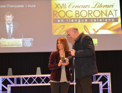 El escritor y afiliado a la ONCE Agustí Vilar recoge su galardón como ganador absoluto del premio 'Roc Boronat' en su 17ª edición