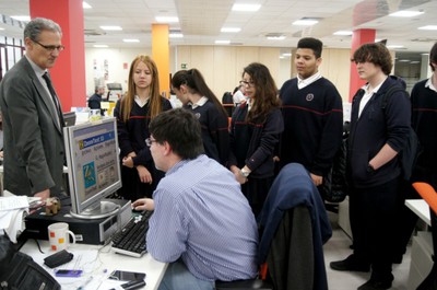Estudiantes de bachillerato del Colegio Fundación Santamarca durante su visita a Servimedia