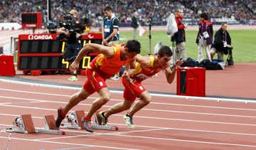 Gerard Descarrega, junto a su guía Marcos Blanquiño, en la salida de los 400 metros en los que batió, tras 17 años, el récord nacional