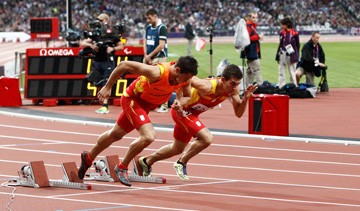 Gerard Descarrega, junto a su guía Marcos Blanquiño, en la salida de los 400 metros en los que batió, tras 17 años, el récord nacional