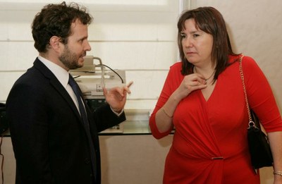 Javier Güemes (a la izquierda), director técnico de Relaciones Internacionales de la ONCE, conversa con la nueva directora general de FOAL, María Jesús Varela