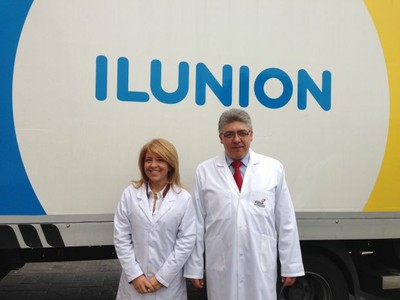 La concejala Reyes Leis, junto a Rafael Pichel, durante su visita al centro gallego