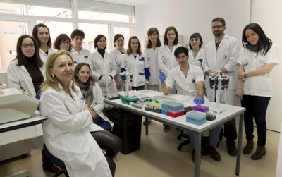 La doctora Carmen Ayuso (a la izquierda), con su equipo de investigación de la Fundación Jiménez Díaz