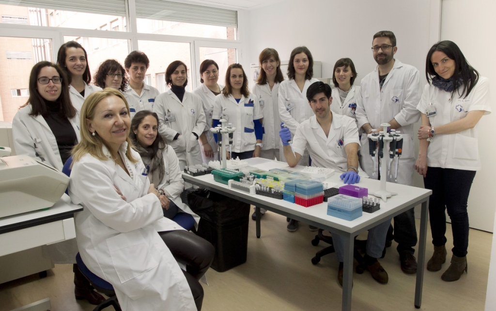 La doctora Carmen Ayuso (a la izquierda), con su equipo de investigación de la Fundación Jiménez Díaz