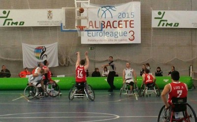 Lanzamiento de un tiro libre por el BSR Amiab Albacete en su partido frente al Bérgamo