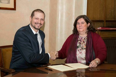 Mario Medina (a la izquierda) sella con un apretón de manos el acuerdo con María Teresa del Val