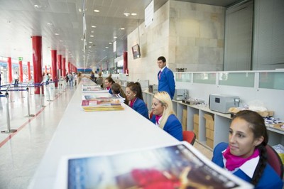 Mostradores de atención al cliente, a la entrada de los pabellones de IFEMA