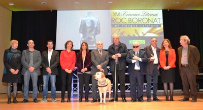 Posado de los ganadores del Concurso en sus diferenes categorías, junto a la titular de Cultura de la ONCE y los responsables de la Organización en Cataluña