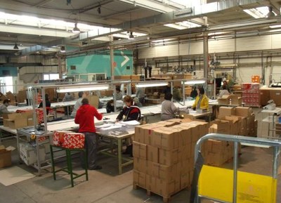 Trabajadores de Manchalán durante un proceso de empaquetado en sus instalaciones