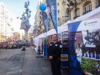 Un vigilante de ILUNION Facility Services junto a la carpa instalada por la empresa en pleno centro de Valencia durante las Fallas