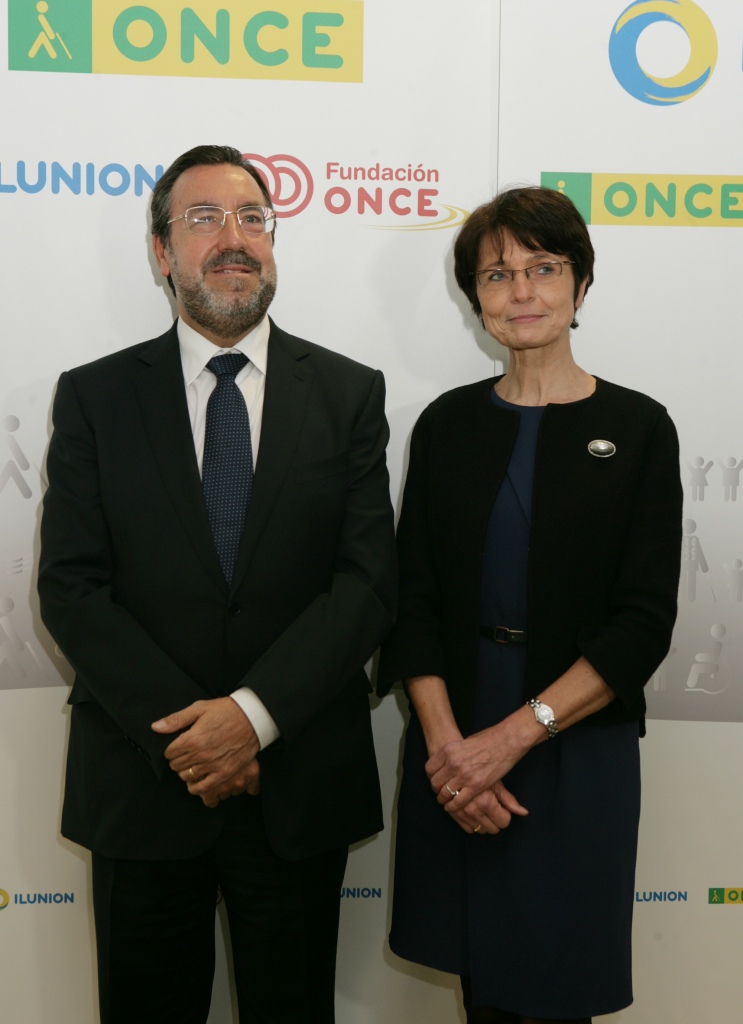 Carballeda y Thyssen posan para los fotógrafos al iniciar la visita al centro de ILUNION