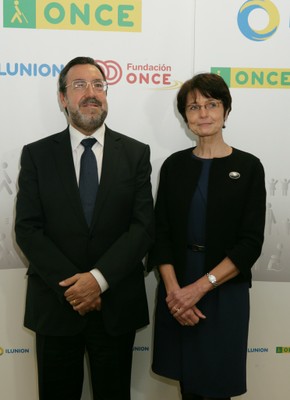 Carballeda y Thyssen posan para los fotógrafos al iniciar la visita al centro de ILUNION
