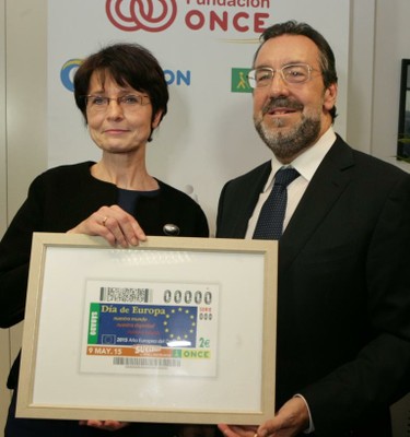 El presidente Carballeda y Thyssen muestran la reproducción del cupón de la ONCE dedicado al Día de Europa