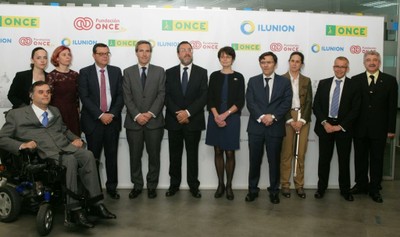 Foto de familia de la comisaria europea con los representantes de la ONCE, su Fundación e ILUNION